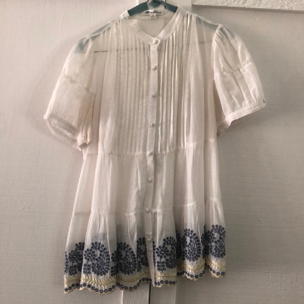 Short sleeve white button up with blue details